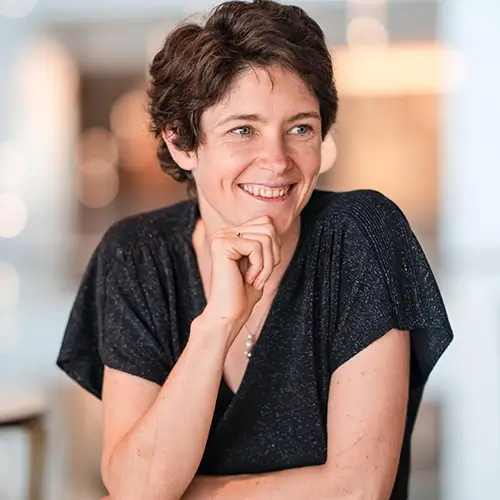 Portrait de Capucine Vercellotti, Ostéopathe D.O., experte en périnatalité, réflexes archaïques et développement moteur.