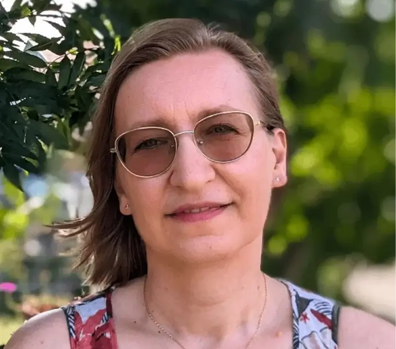 Portrait de Claire Lise, coach budgétaire spécialisée dans l’anti-gaspillage.