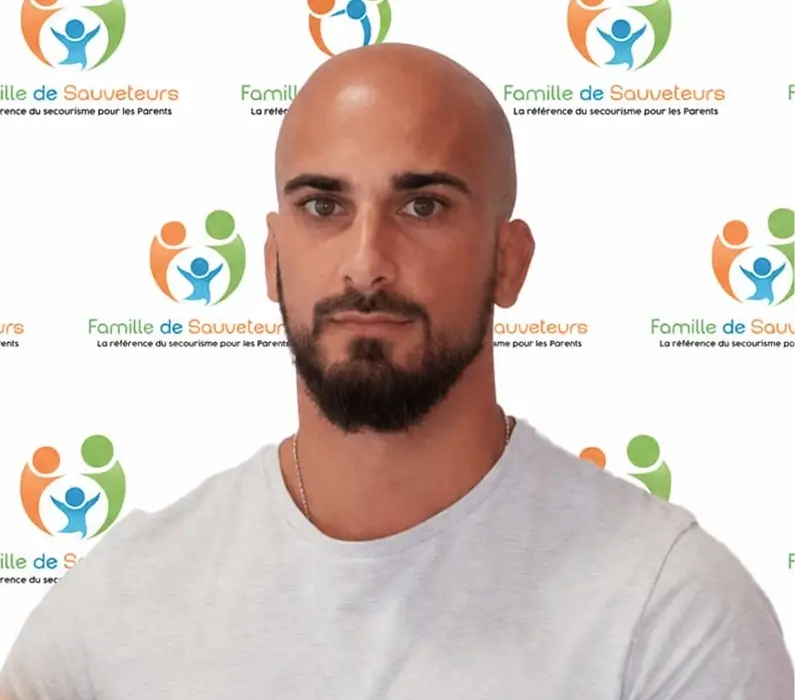 Portrait de Kevin Mollicone, formateur en secourisme et sapeur-pompier.