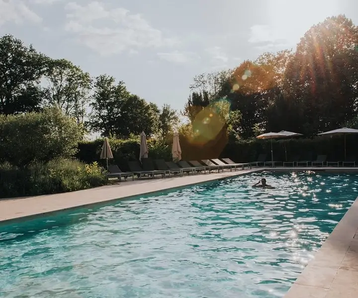Piscine extérieure du château de Villiers-le-Mahieu