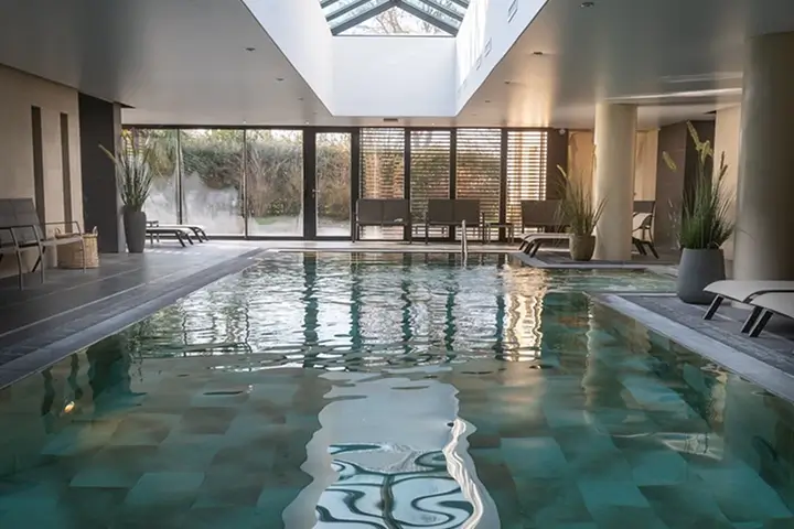 Piscine intérieure du château de Villiers-le-Mahieu